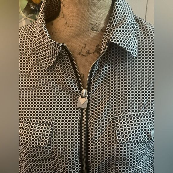 Michael Kors dressy blouse . Size 0X . Black and white , zip front , roll sleeve - Picture 3 of 7